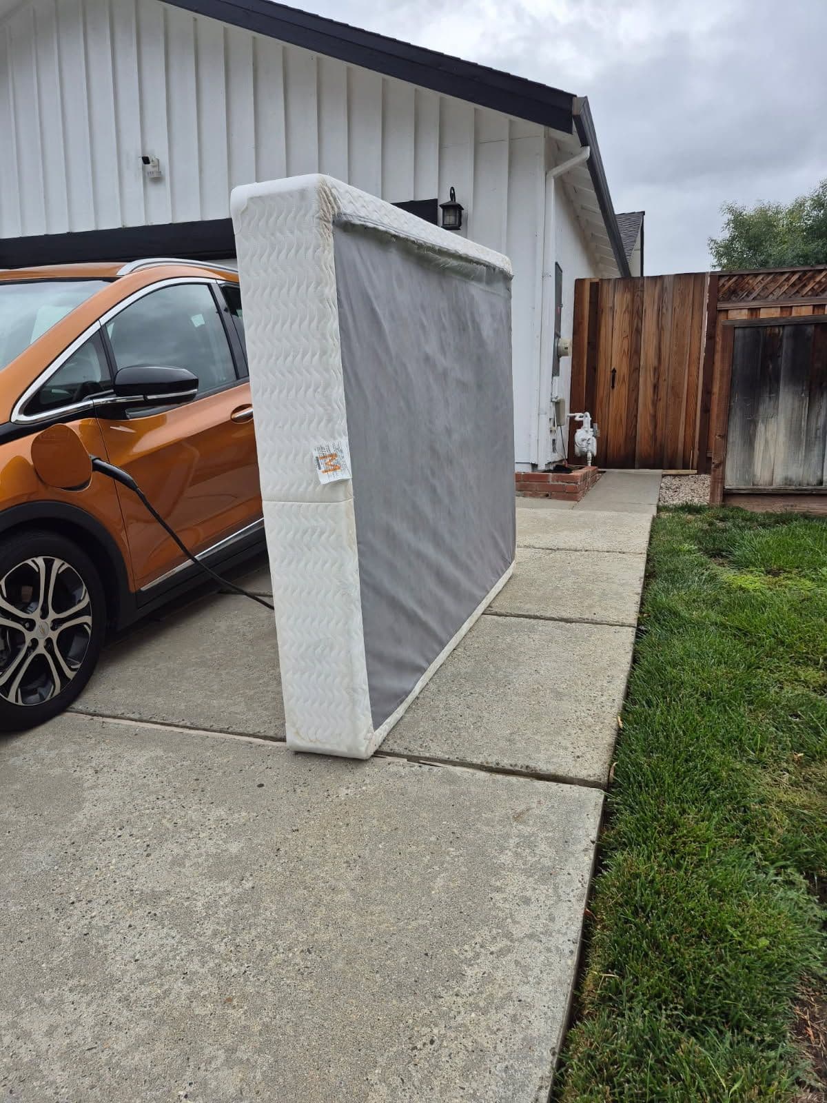 Gallery photos for Efficient Mattress Removal in Gilroy: Image #1