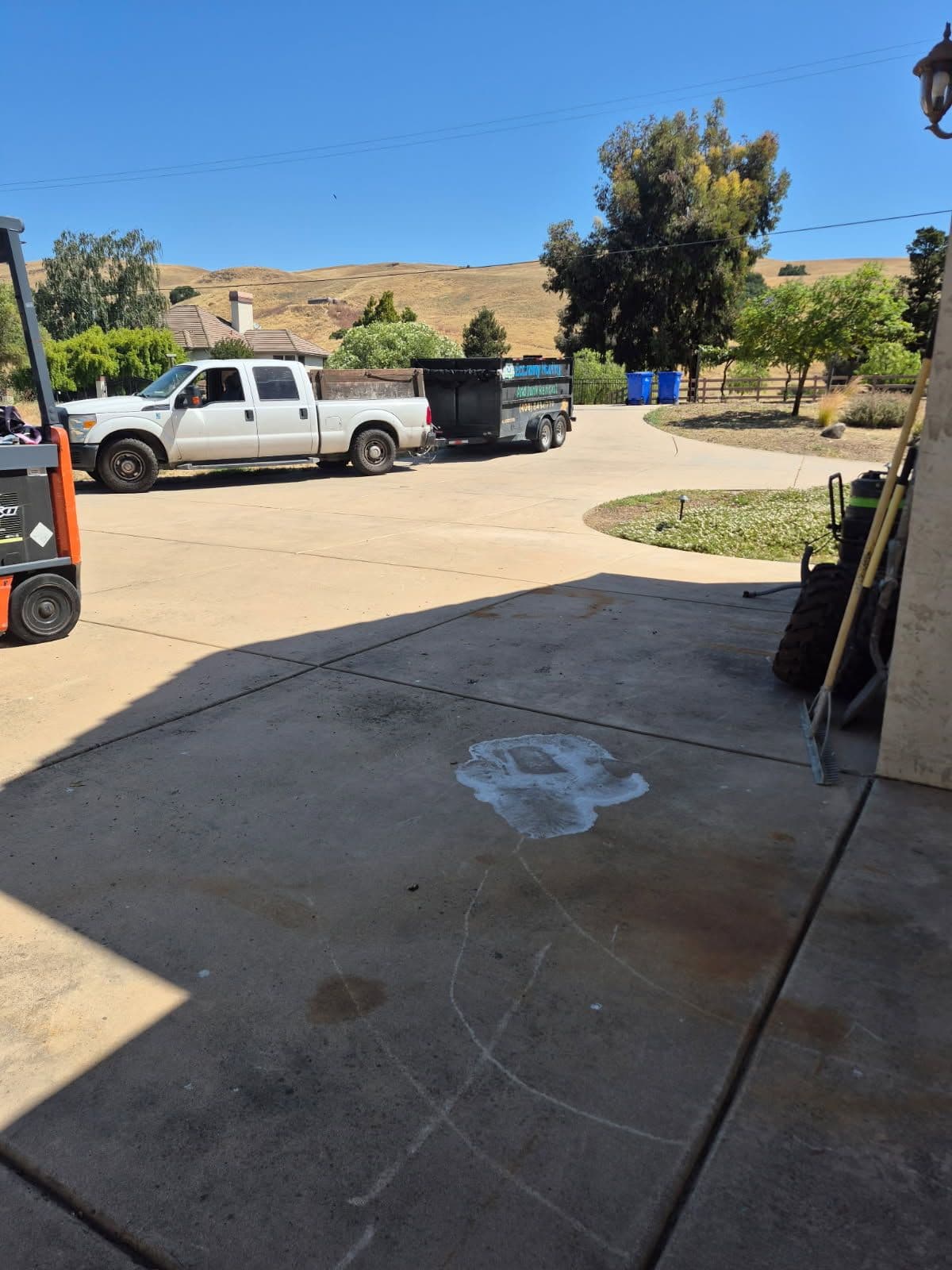 Gallery photos for Fast and Efficient Driveway Cleanup in San Martin: Image #1