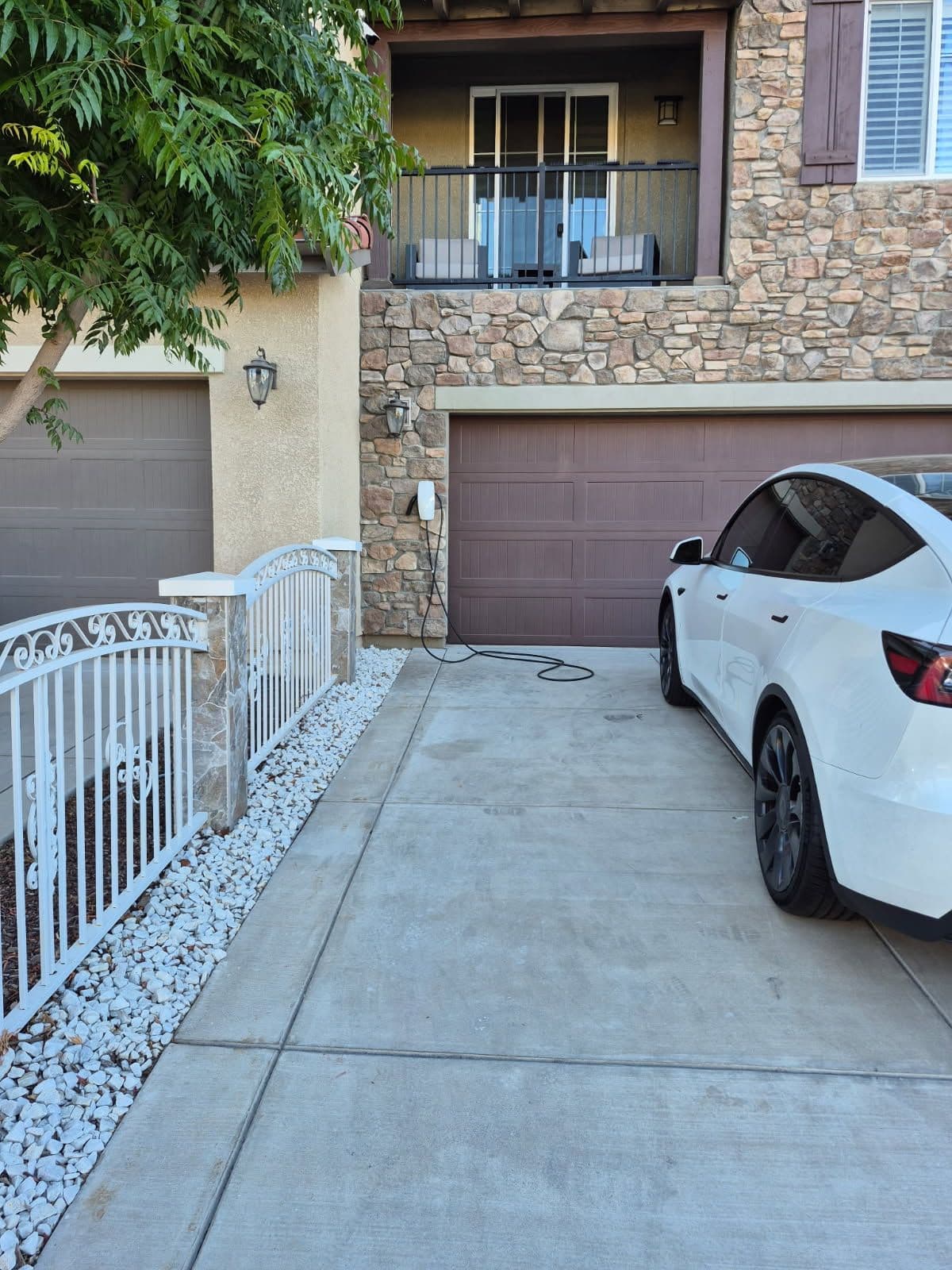 Gallery photos for Driveway Transformation with Quick Junk Cleanup: Image #1